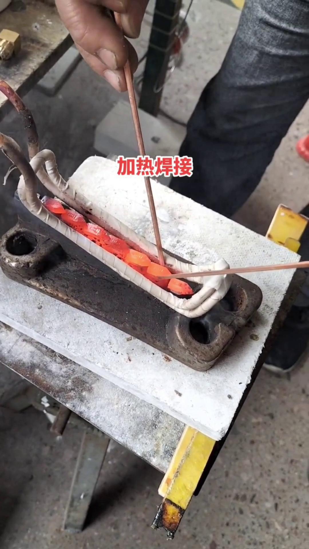 高頻焊接機 截齒鋸齒合金釺焊設備 高頻哔咔漫画APP官网进入加熱設備 高頻加熱機