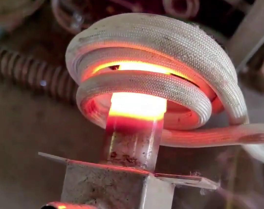 手持式高頻機加熱不鏽鋼管是一種高效、精確的加熱方法，適用於對不鏽鋼管進行局部加熱的場合