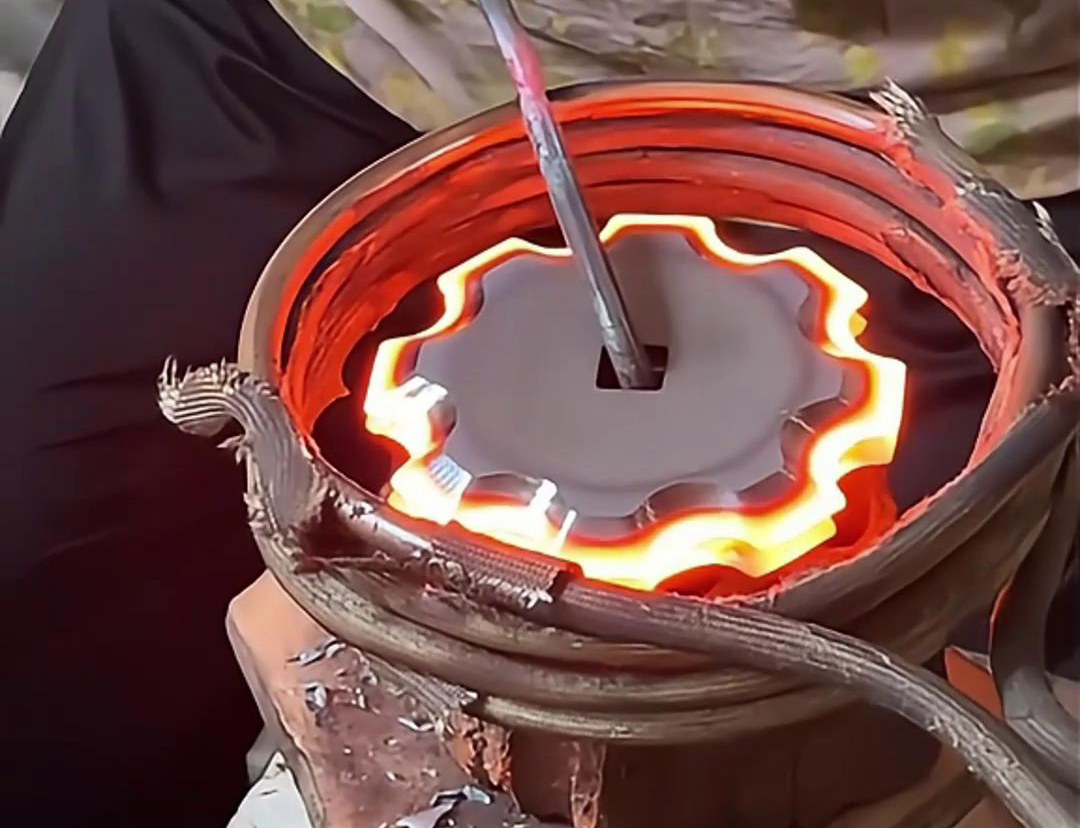 梅花刀片配合輸送帶實現自動化高頻淬火，是一種高效的自動化熱處理解決方案