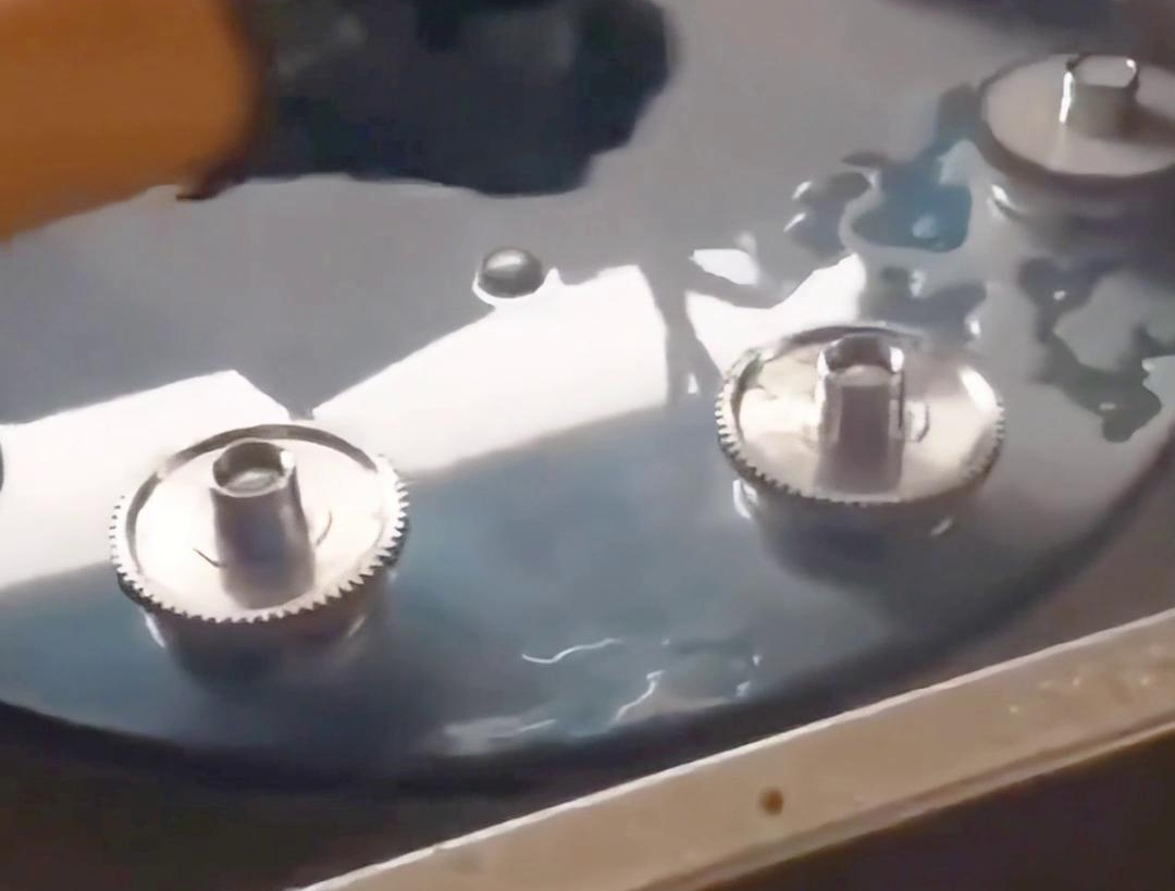 多工位齒輪淬火機床可以同時對多個齒輪進行淬火處理，提高生產效率