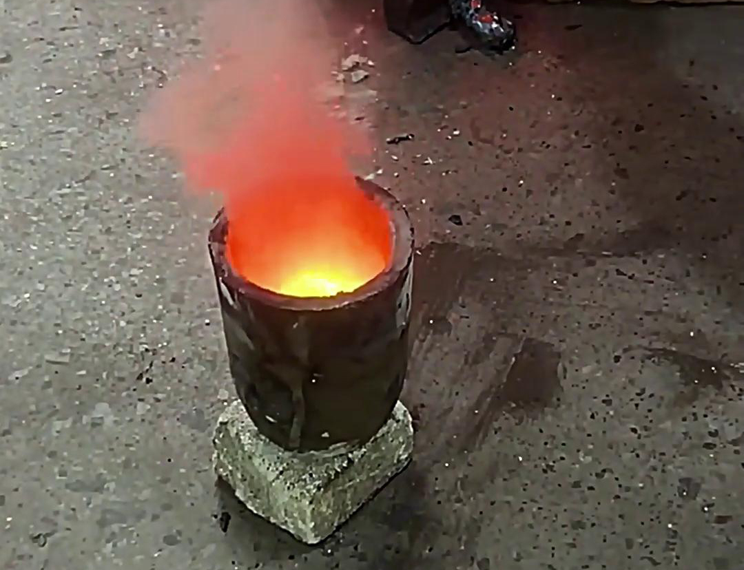 海瑞拓小型中頻熔煉爐助力黃金礦粉熔煉測試(圖1)