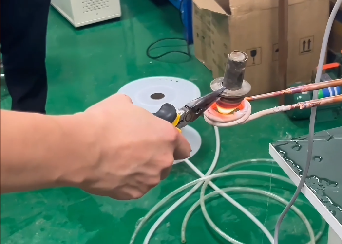 ​鑽頭拆合金還在靠火燒？海瑞拓高頻機5秒一個，高效