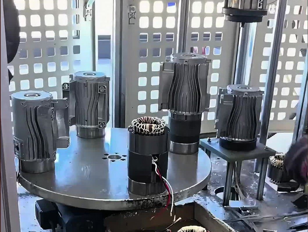 實拍全過程｜半自動電機轉子熱套加熱效果，一套設備搞定軸與機殼熱裝工藝(圖1)